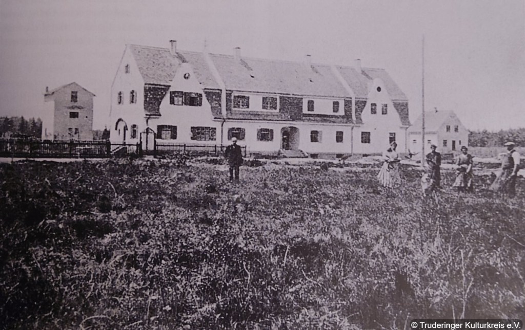 This image has an empty alt attribute; its file name is lachenmeyrstrase-mit-wasserturm-links.jpg